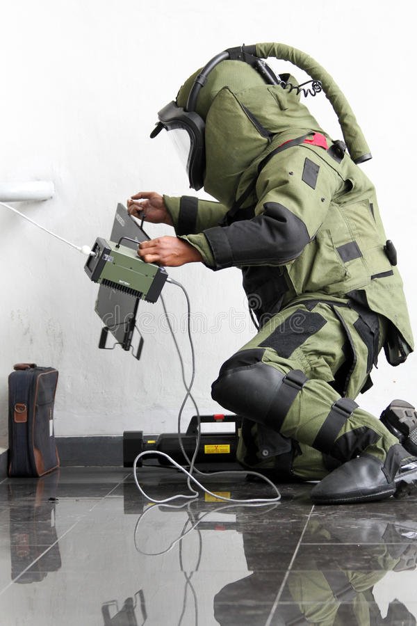 bomb-squad-member-assigned-to-defuse-explosive-devices-simulated-security-east-parking-senayan-jakarta-60302744.jpg