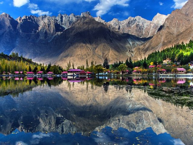 Tourist-spot-in-Pakistan_16dd01a7947_large.jpg