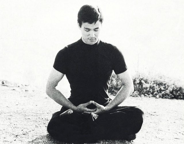 Bruce-Lee-Meditating1.jpg