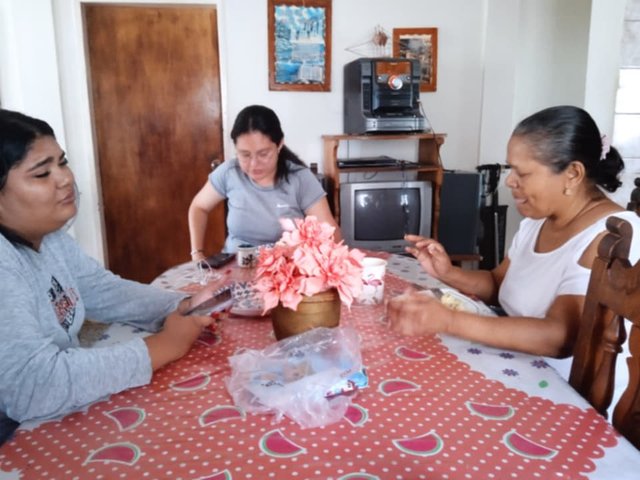 familia en mesa 74.jpg