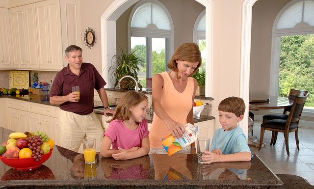 family-drinking-orange-juice-619144_640.jpg