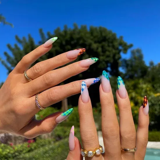 kylie-jenner-checkered-french-tip-nail-art.webp