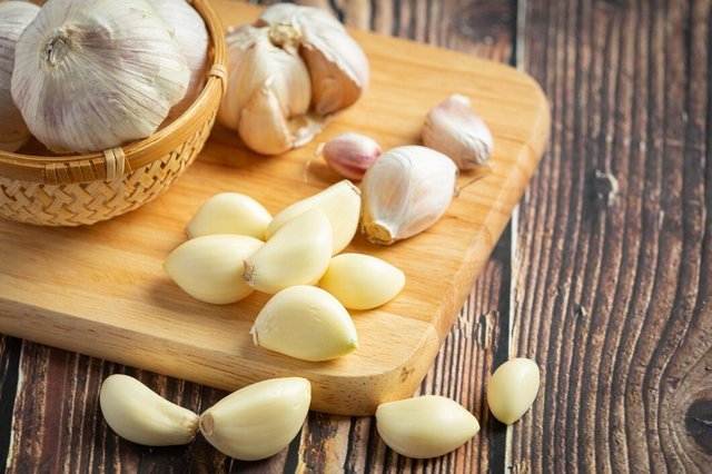 fresh-raw-garlic-ready-cook_1150-42637.jpg