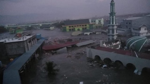 bmkg-pastikan-tsunami-2-meter-melanda-palu-dan-donggala_20180928_214816.jpg