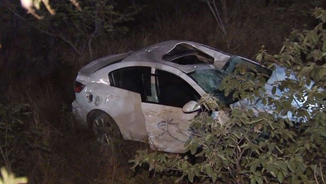 carro cae por barranco.jpg