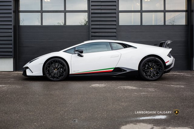 LHU232-2018-Lamborghini-Performante-White-2.jpg