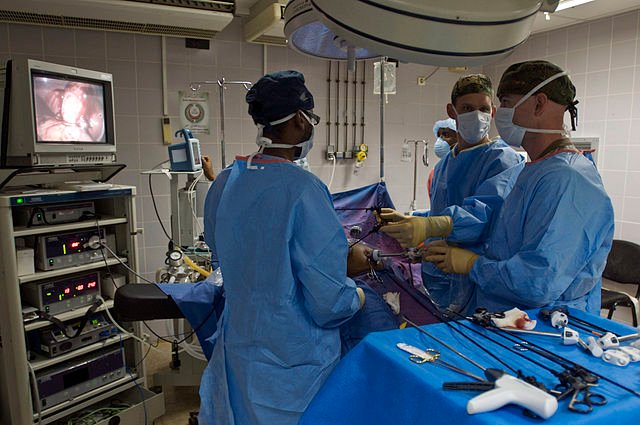 640px-US_Navy_081117-N-7526R-568_Cmdr._Thomas_Nelson_and_Lt._Robert_Roadfuss_discuss_proper_procedures_while_performing_a_laparoscopic_cholecystectomy_surgery.jpg