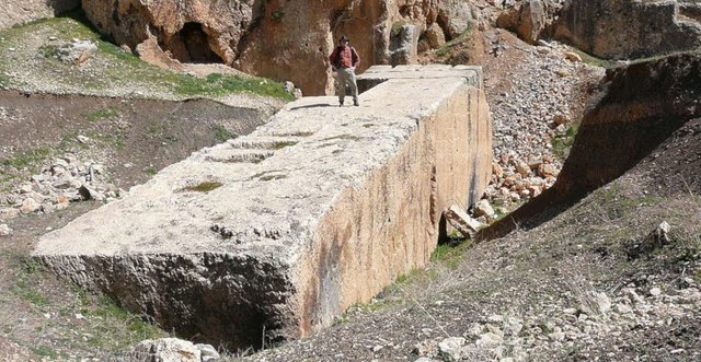 Baalbek-_largest_stone.jpg