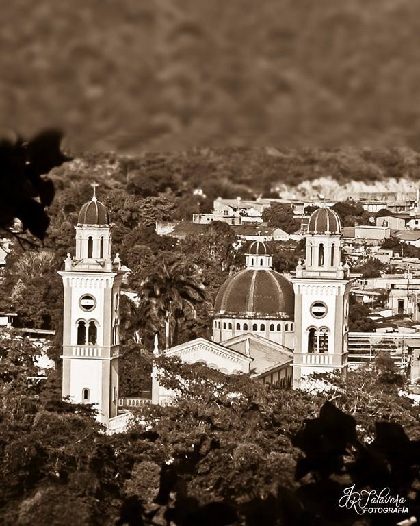 Catedral Sta Rosa Sepia.jpg