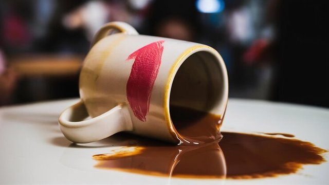 overturned-coffee-mug-stained-with-lipstick_926199-2657045.jpg