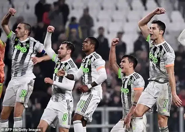 20401214-0-Juventus_were_wearing_their_garish_change_kit_with_luminous_gree-m-38_1572477151480.jpg