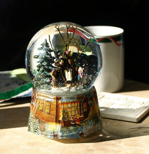 snow-globe-1699338_640.jpg