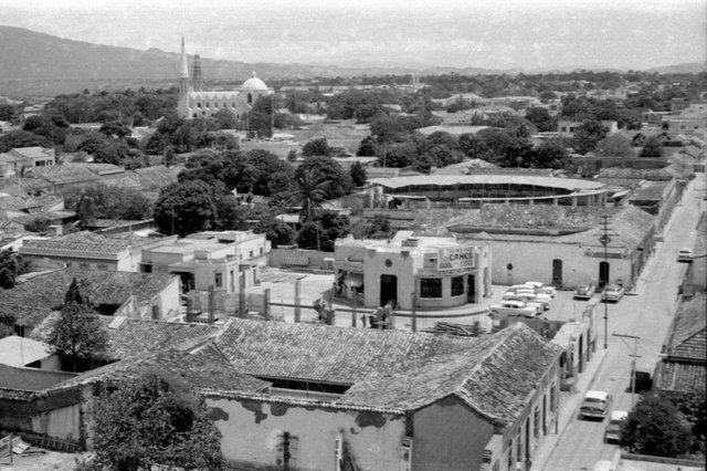 001.-Plano-general-de-de-la-carrera-18-entre-26-y-27.-En-primer-plano-en-forma-circular-el-mercadito-central.-Techado-en-forma-circular-el-Cine-Circo-Arenas.-Foto-José-Antonio-Peña-1024x682.jpg