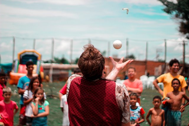 juggler-5460520_1280.jpg