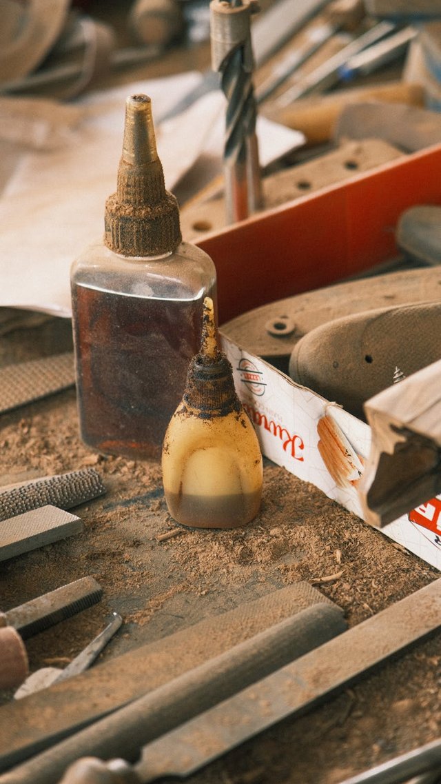 free-photo-of-a-wooden-table-with-various-tools-and-bottles.jpeg