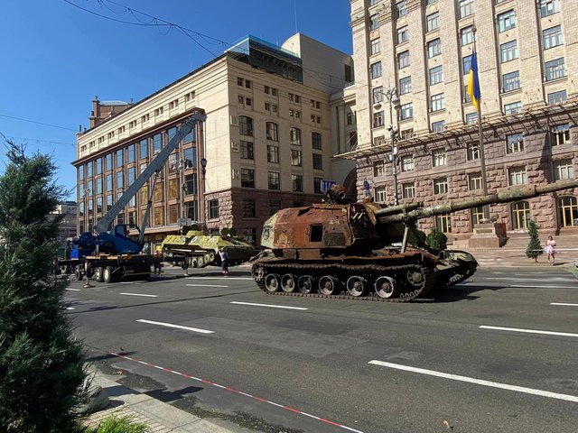 Знищена російська техніка 1 виставка на Хрещатику.jpg