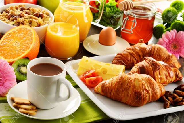 40390623-el-desayuno-consta-de-frutas-zumo-de-naranja-café-miel-pan-y-huevo-dieta-equilibrada-.jpg