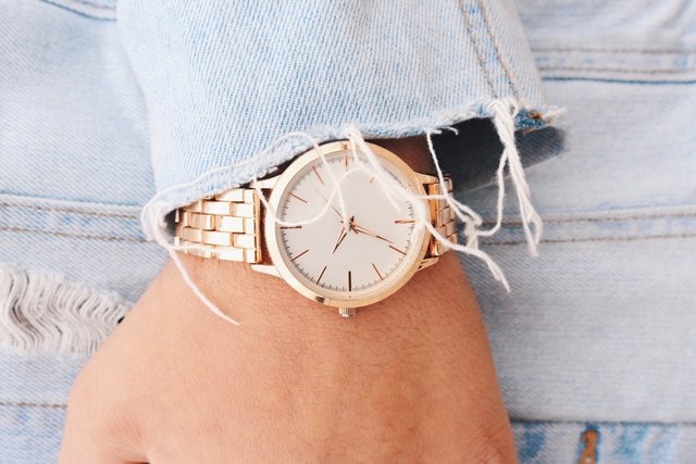 como-elegir-reloj-para-mujer-con-jeans.jpg