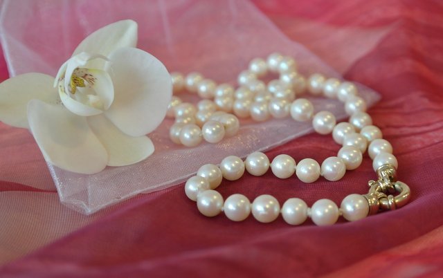 pearls-1234666_1920.jpg