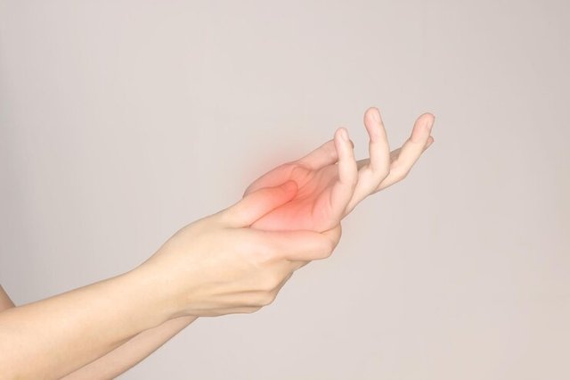 woman-is-rubbing-her-palm-cause-from-numb-pain_587931-693.jpg