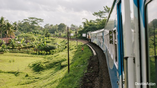 KERETA - Krakatau-Express-01 - foto destinasian dot co dot id .jpg