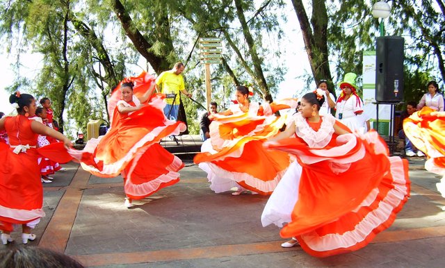 Girls_dancing_Joropo_at_the_Warairarepano_National_Park.jpg