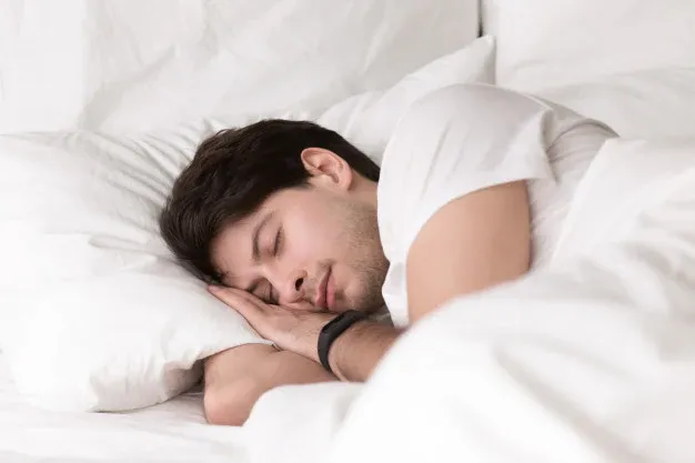 young-guy-sleeping-bed-wearing-smartwatch-sleep-tracker_1163-5232.webp
