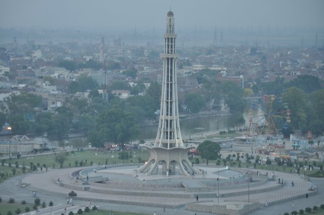 Eye_Of_Lahore_(Minar_e_Pakistan)_1.JPG