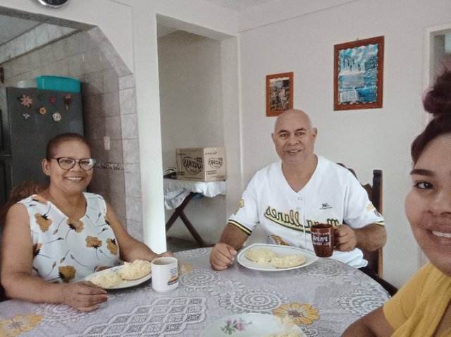 Desayunando con mi esposa e hija.jpg