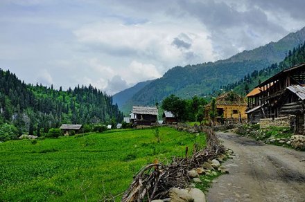 4vJaF8hobebm3nFI_A_road_through_village_of_Halmat,_Neelam_Valley,_Kashmir,_Pakistan.jpg