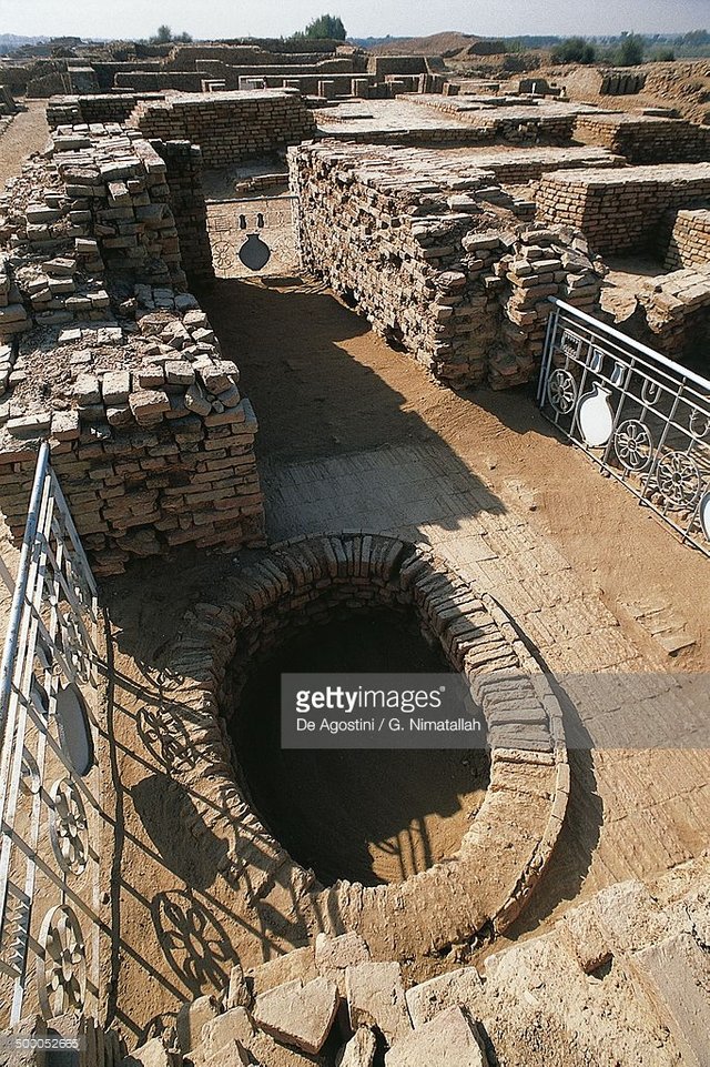 oval-pit-in-mohenjodaro-citadel-sindh-pakistan-indus-valley-2600-bc-picture-id500052665.jpg
