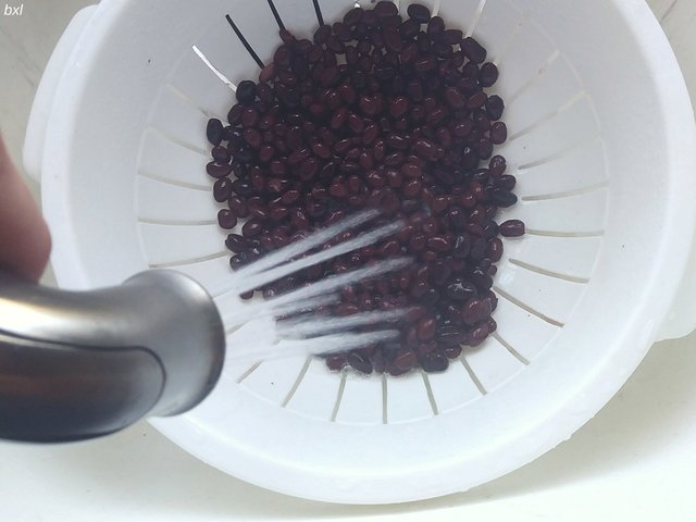 rinsing black beans food photography bxlphabet.jpg
