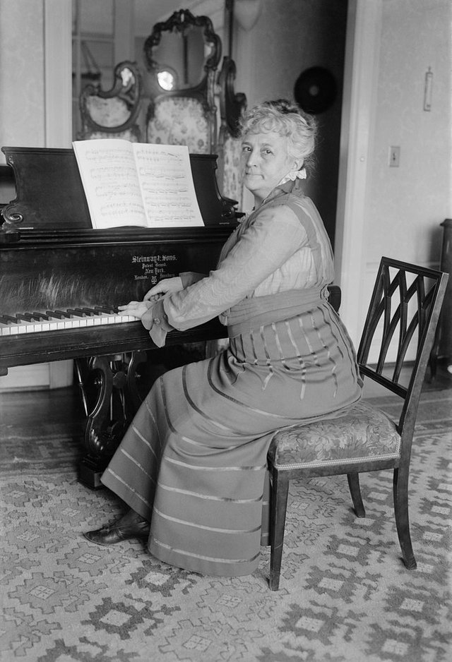 Teresa_Carreño_at_the_piano.jpg