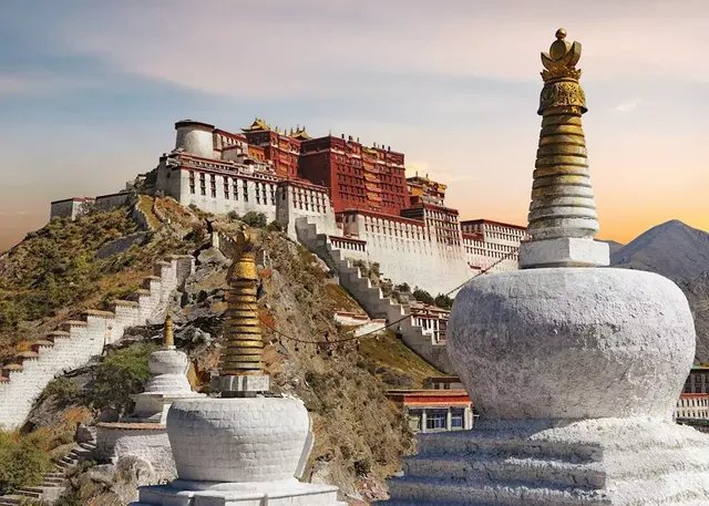 7998132-visit-to-the-potala-palace-lhasa.webp