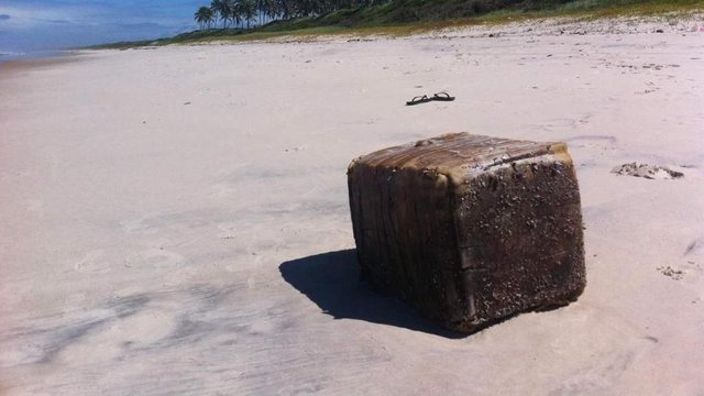12jun2019---caixas-misteriosas-encalham-em-praias-do-nordeste-e-causam-acidentes-1560344795939_v2_900x506.jpg