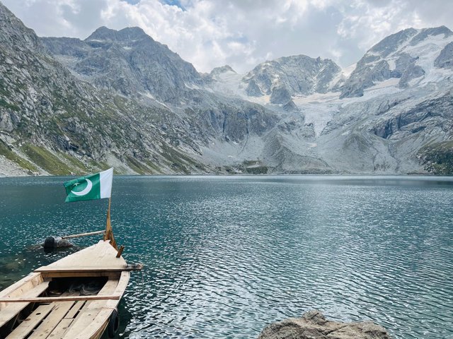 free-photo-of-lake-among-mountains-in-pakistan.jpeg