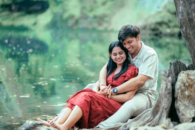 free-photo-of-romantic-lakeside-couple-embracing-serenity.jpeg