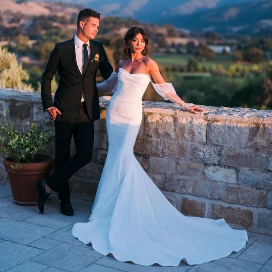 sarah-hyland-wedding-dress.webp