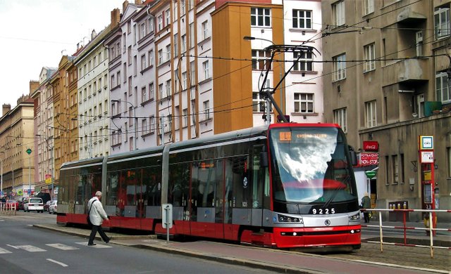 Driving_school_tram_Škoda_15T_n°9225_in_Prague_-_2012.JPG