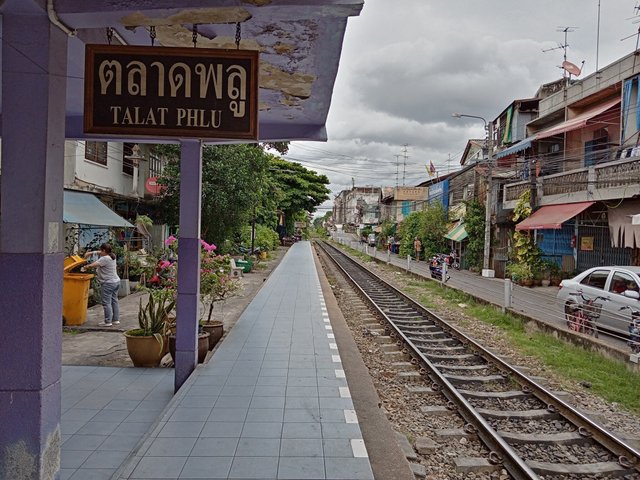 2048px-สถานีตลาดพลู1.jpg
