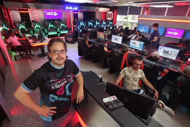 Academia-E-Sports-situacional-10-768x512.jpg