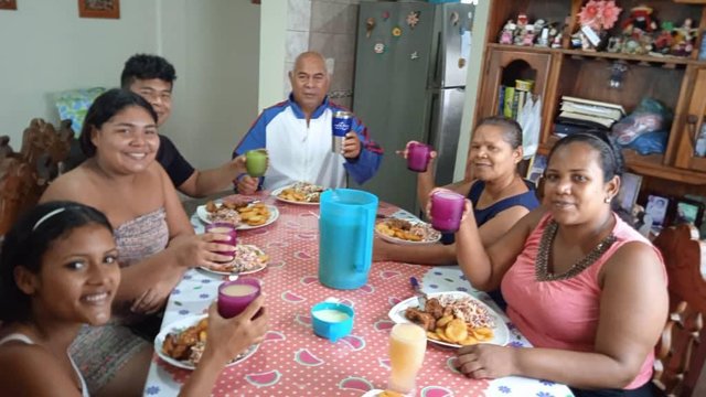 Brindis en el almuerzo 1.jpg