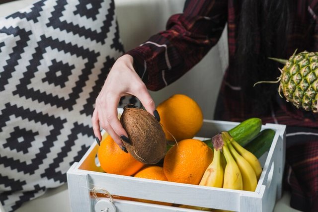 mujer-cultivo-tomando-frutas-caja-madera_23-2147801278.jpg