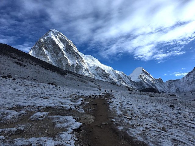 hiking_everest.jpg