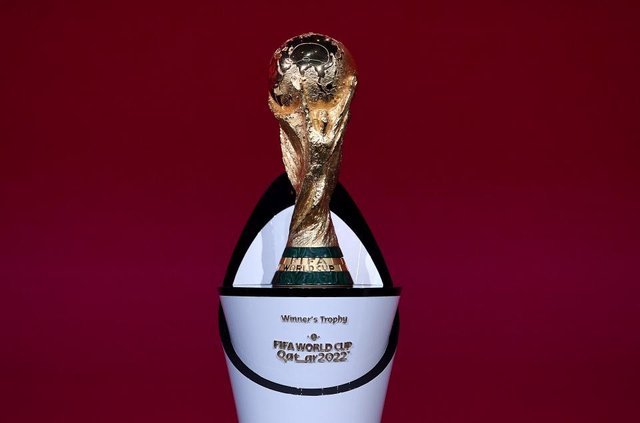 FIFA World Cup trophy Copa del Mundo 120721 (1).jpg