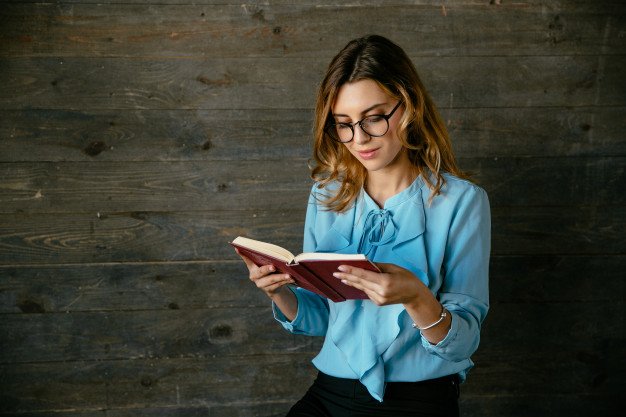 hermosa-hermosa-mujer-inteligente-anteojos-leyendo-libro-interesante-ve-pensativo_8353-6761.jpg