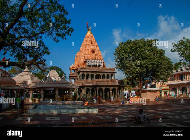 17-feb-2005-exterior-view-of-mahakaleshwar-temple-ujjain-madhya-pradesh-india-asia-W346XX.jpg