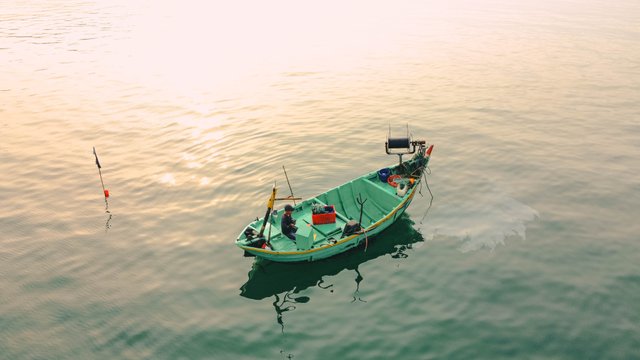fishing-boat-at-sea-8095632.jpg
