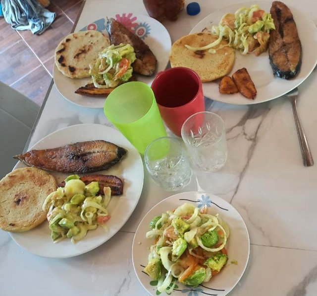 Un almuerzo para comer pescado.jpg