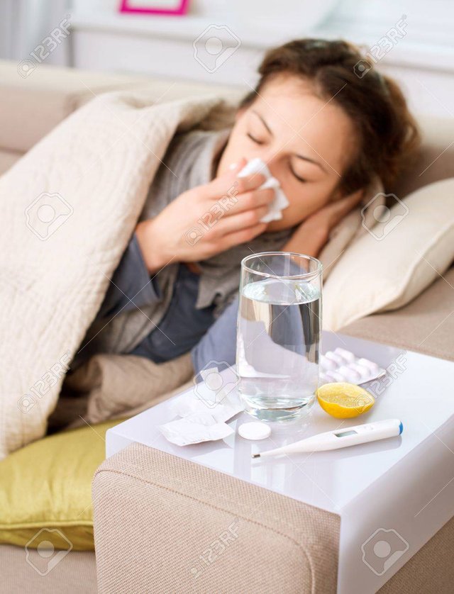16311389-mujer-enferma-gripe-mujer-sorprendida-estornudo-frío-en-el-tejido.jpg
